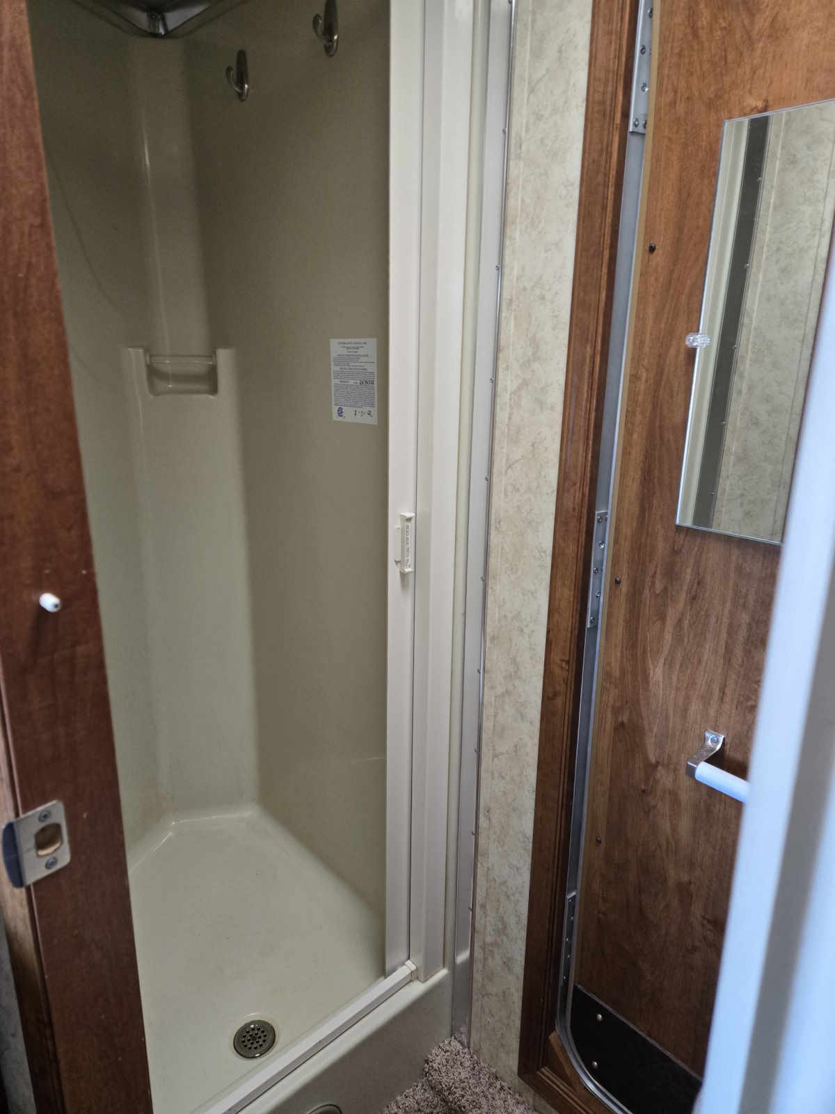 USED_58201_SHWR.jpg USED_58201_SHWR.jpg