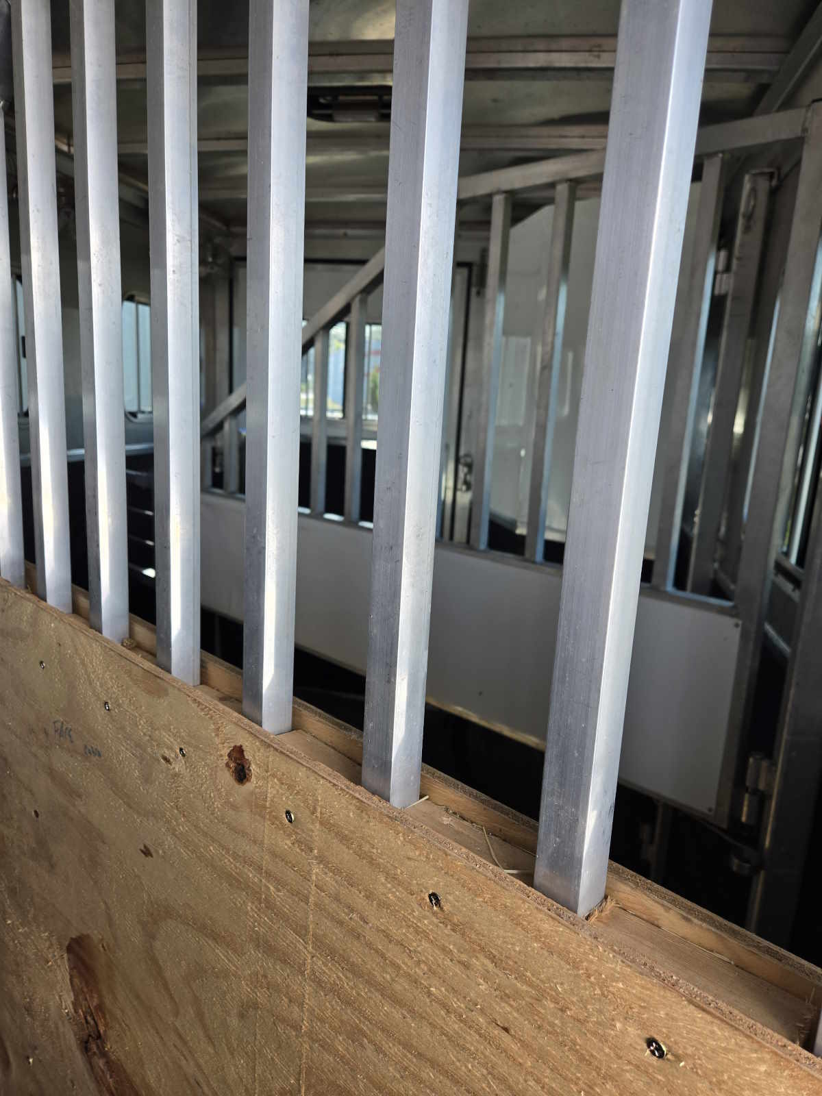 USED_58201_STALLS.jpg USED_58201_STALLS.jpg